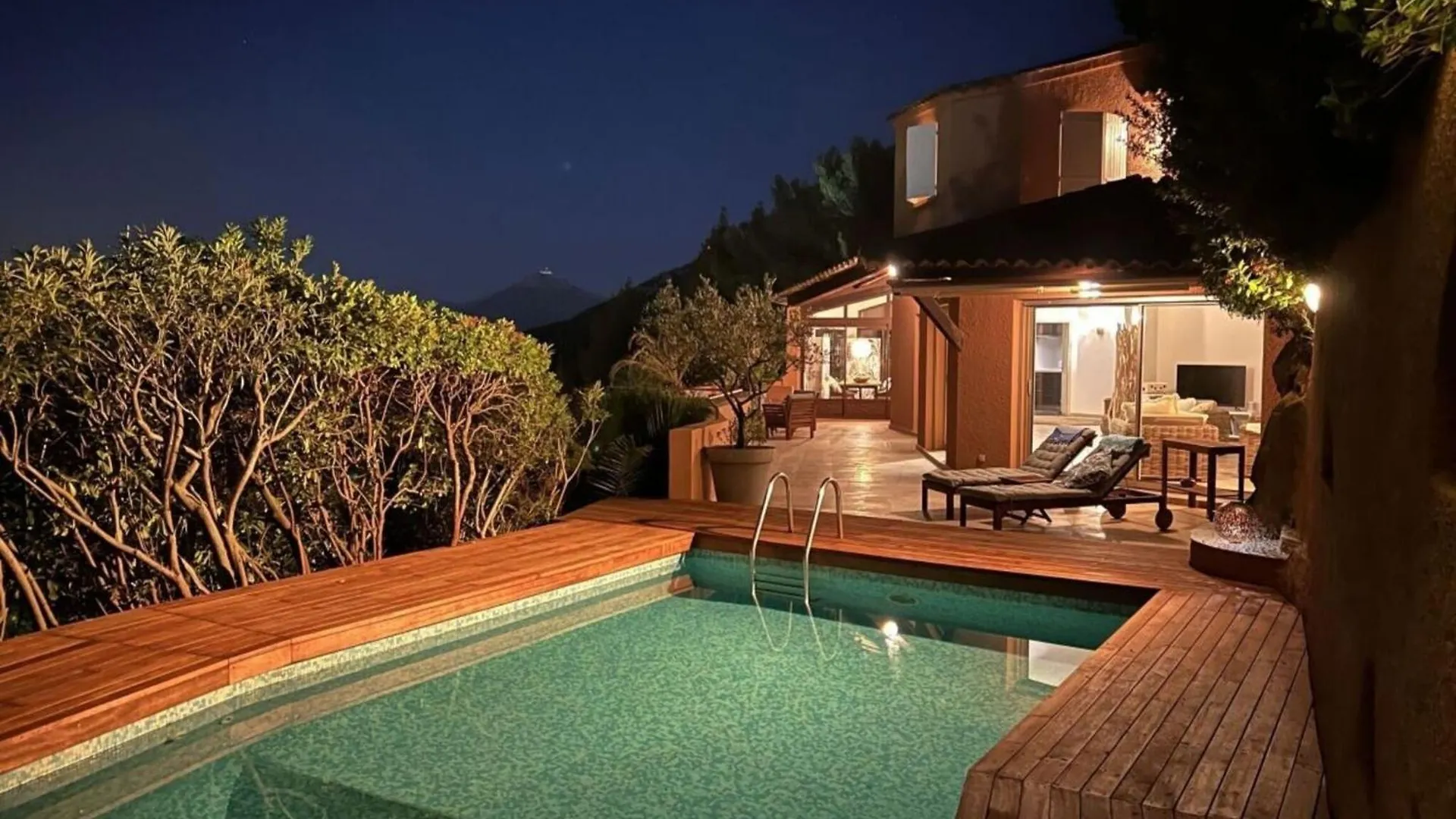 Welcoming Holiday Home In Hyeres contacts